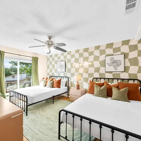 Large Vacation Home, Family Retreat, Pool, Hot Tub, Firepit, Playground, Pool Table, Poker, Chess, Ev And More!